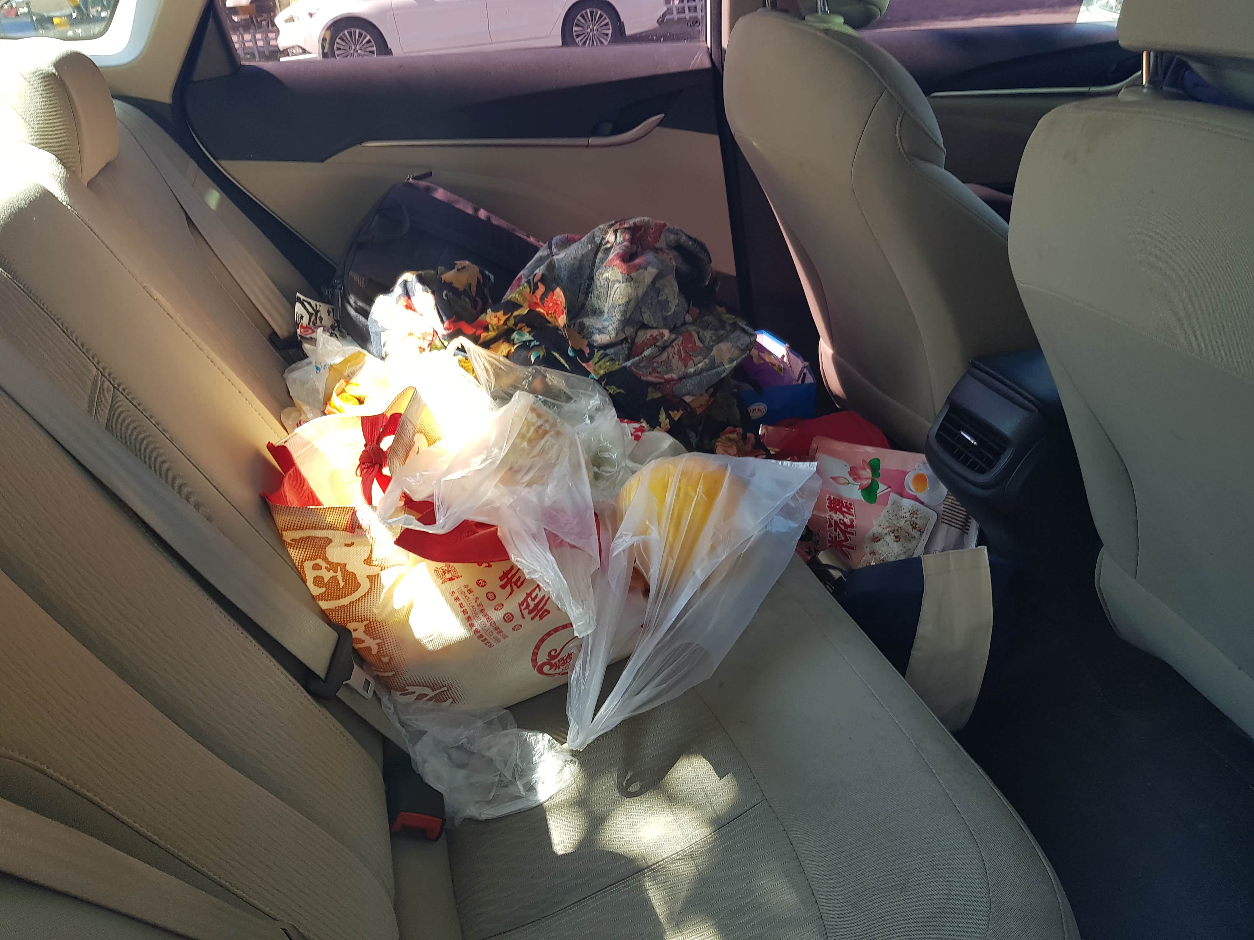 这是从布尔津出发时的干粮储备，有点乱···