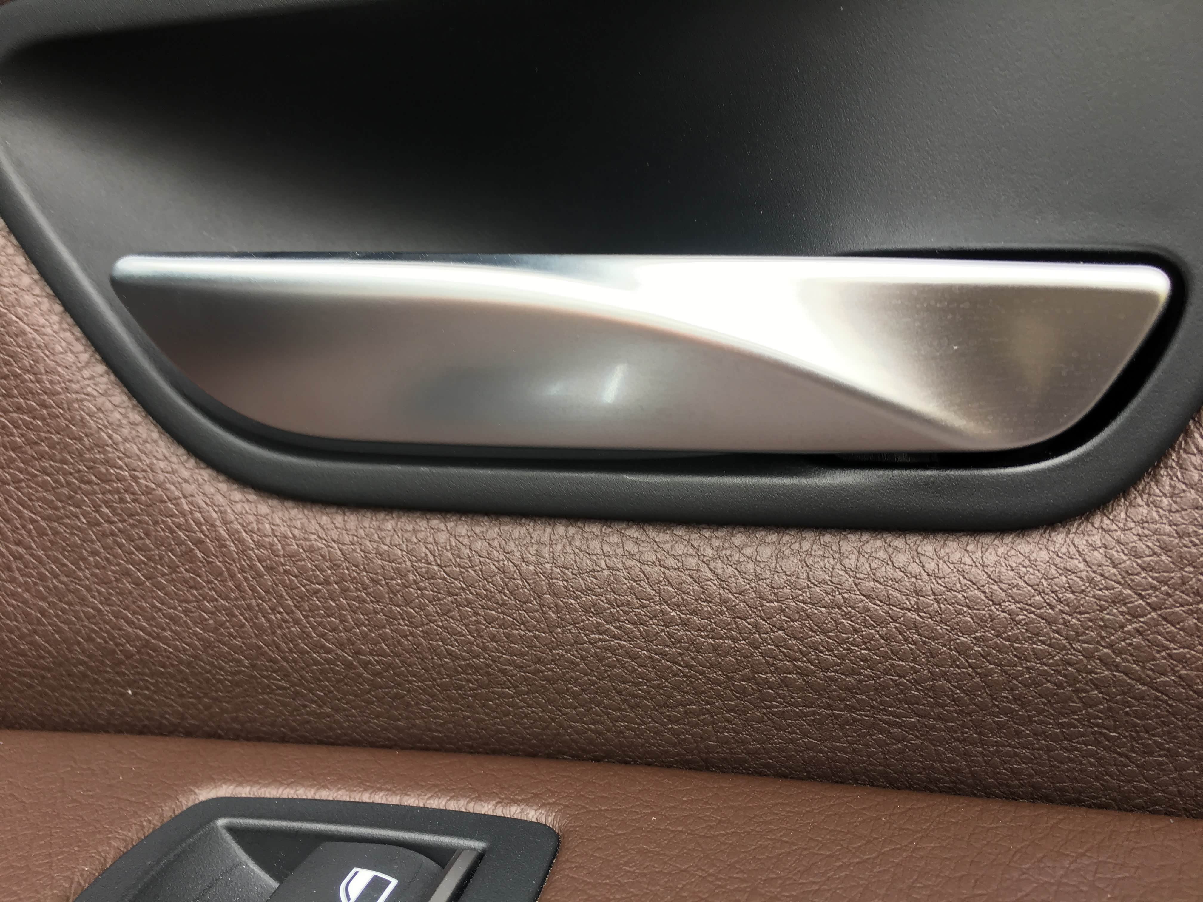 后门把手细节 质感很好