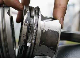 N20的活塞，可以看到活塞裙磨损严重，活塞碎裂