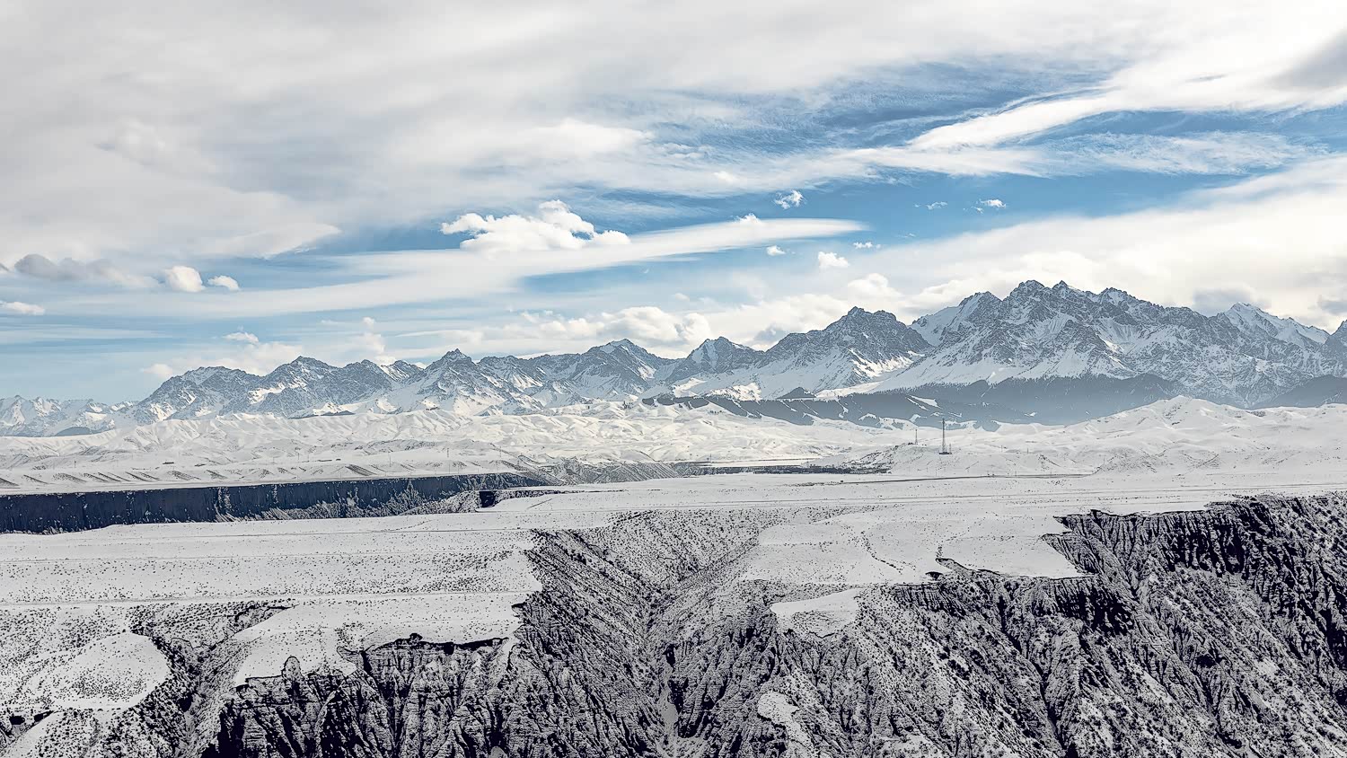 雪后的安吉海大峡谷真的不太给面子，别看蓝天白云的，这是在雪地里冻了三个小时的结果