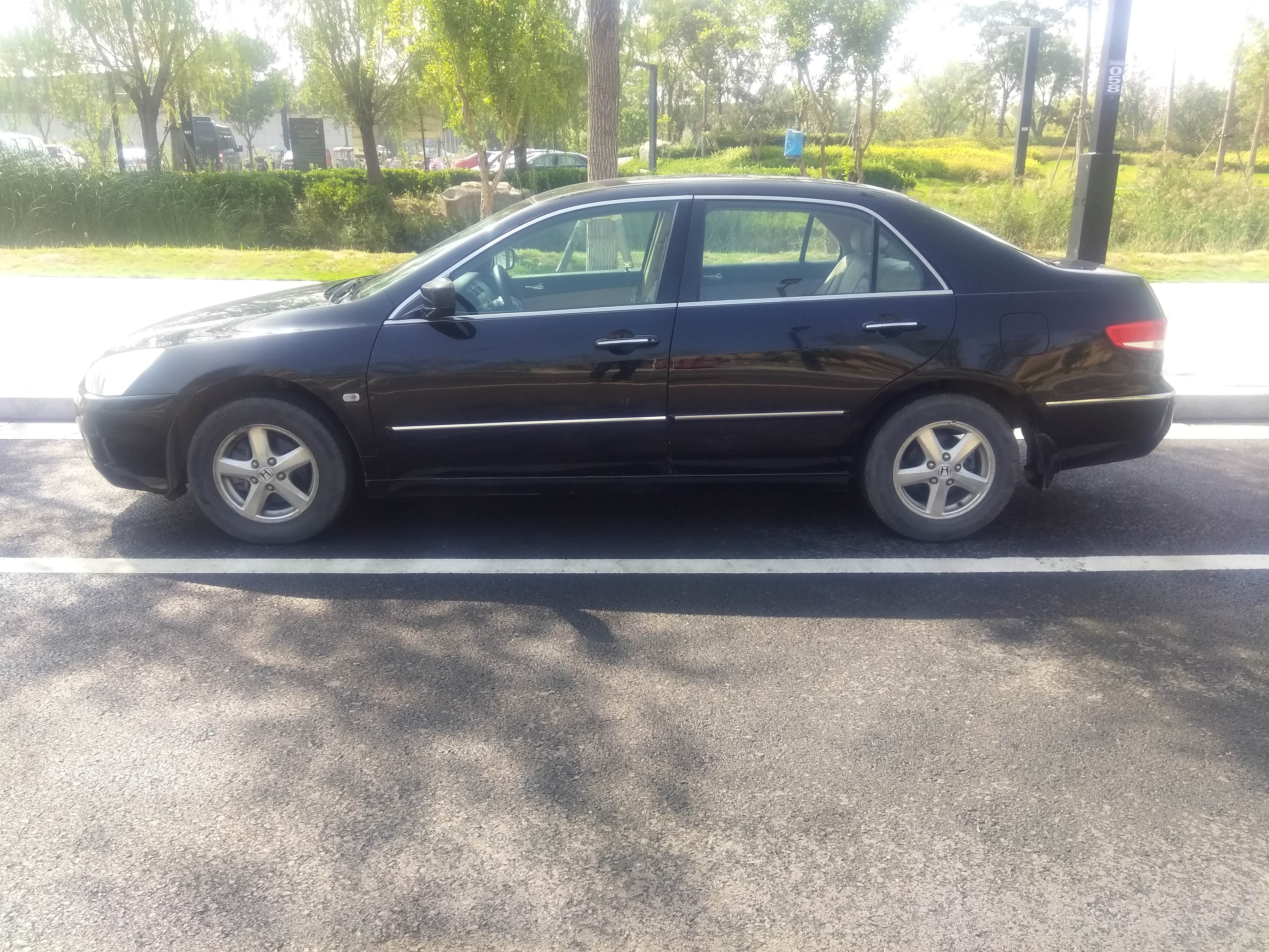 侧身舒展大方，原装轮圈有点小，但轮胎壁很厚，看来七代主打乘坐舒适性。