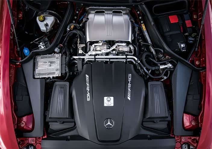 奔驰的纵置V8发动机