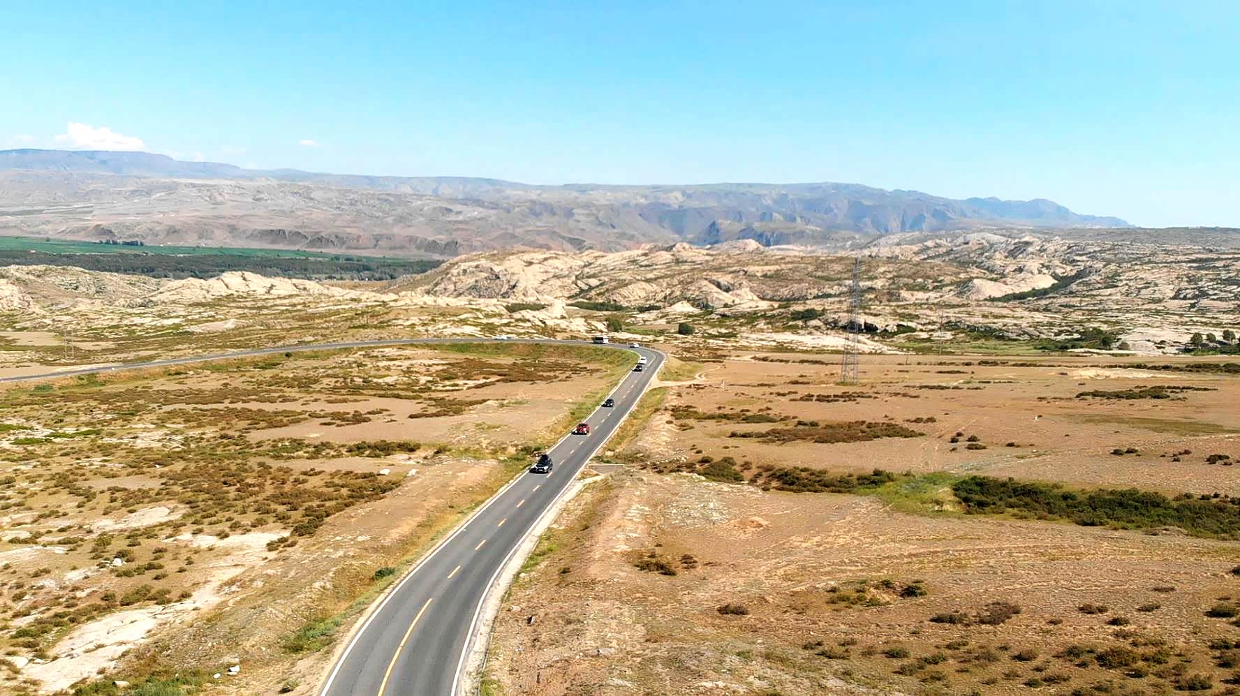 在这样的道路上开着车听着曲，享受！