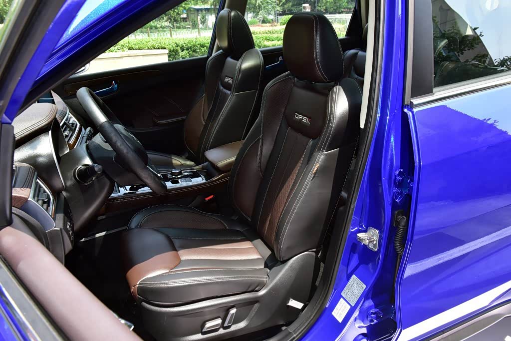 座椅明显以舒适豪华氛围为主，感觉还是那一句“有点过时”