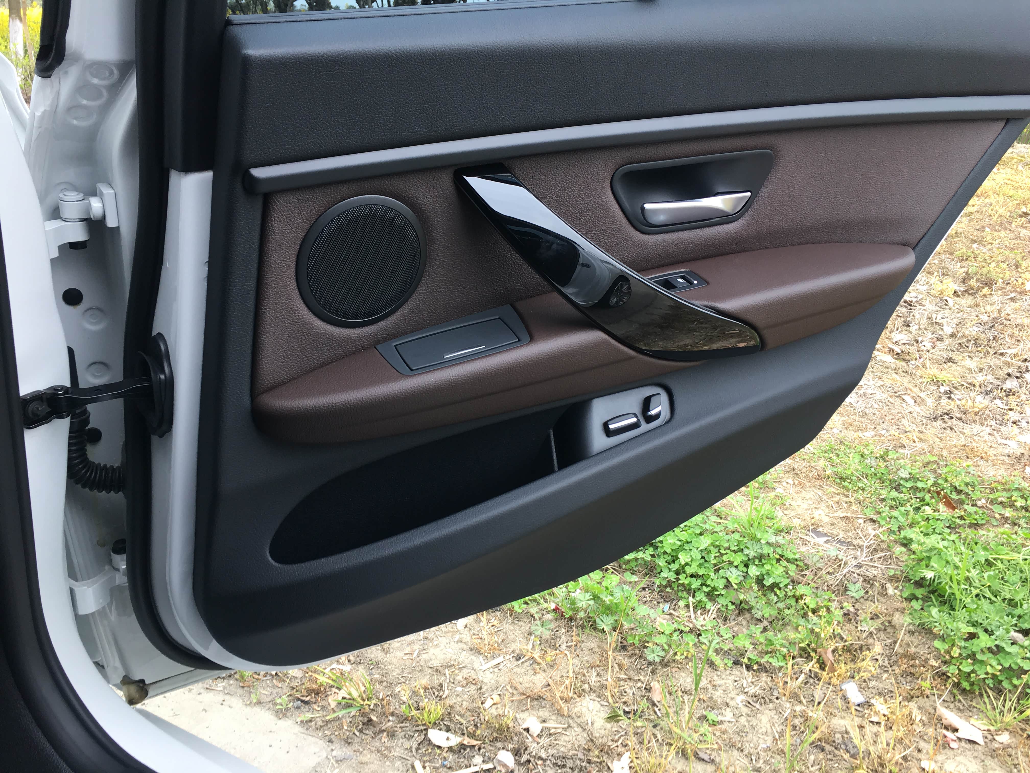 右后门，开启角度挺大的，体型大点也能方便进出