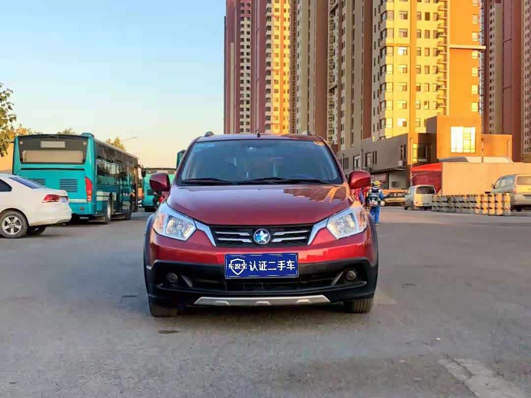 前面很漂亮，前保险带包围。这是款高配带运动包围的车型