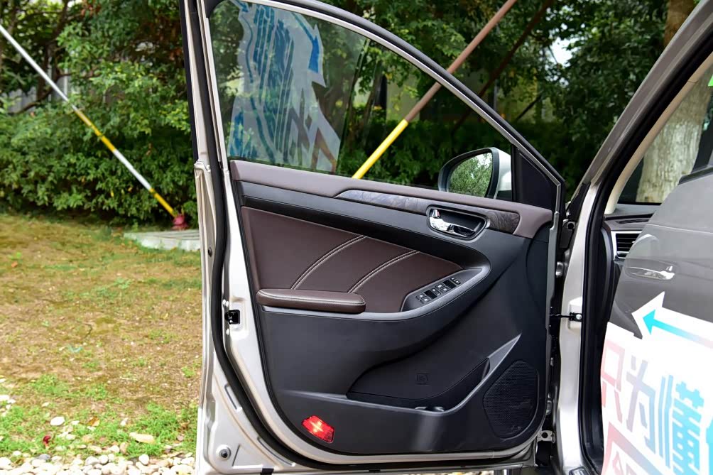 车门内衬的用料是最容易看出一个车企的成本意识的，东风风光580的车门内衬还是很厚道的