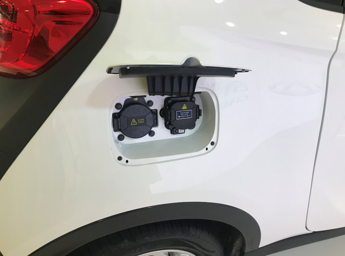 小蚂蚁充电口，后侧