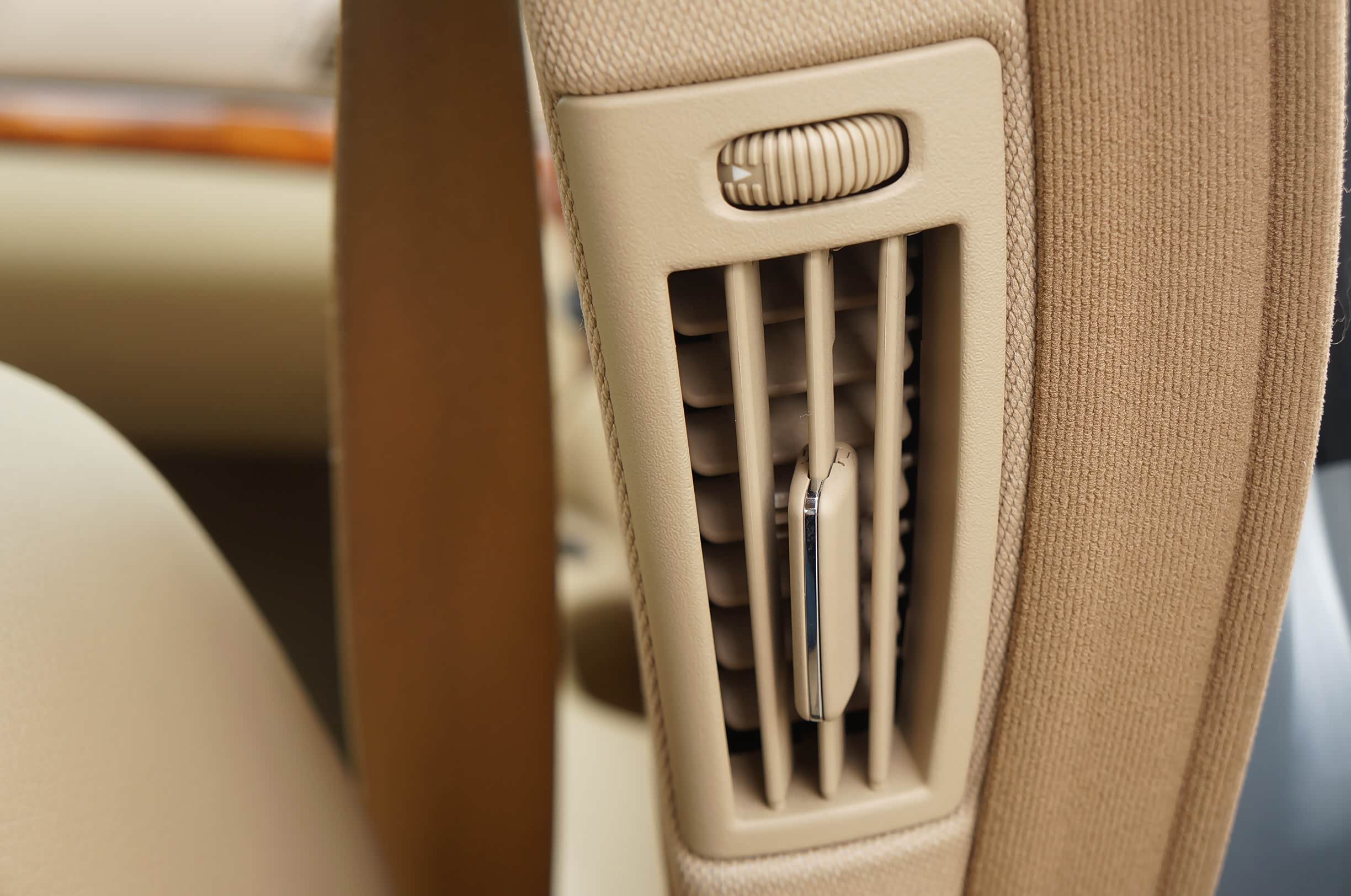 B柱并不粗壮，但是也硬塞下一个出风口