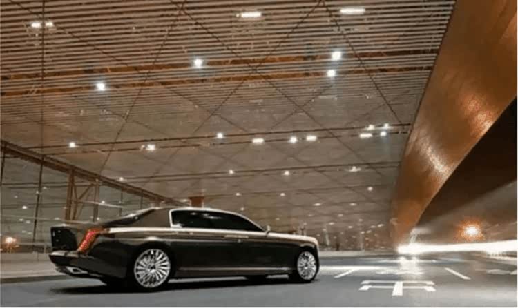 车尾溜背造型，后备厢上有小鸭翼