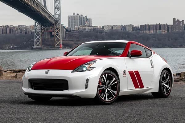 在停产消息放出前，日产为了纪念Fairlady Z迈入50周年，推出了基于现款370Z改造的纪念车