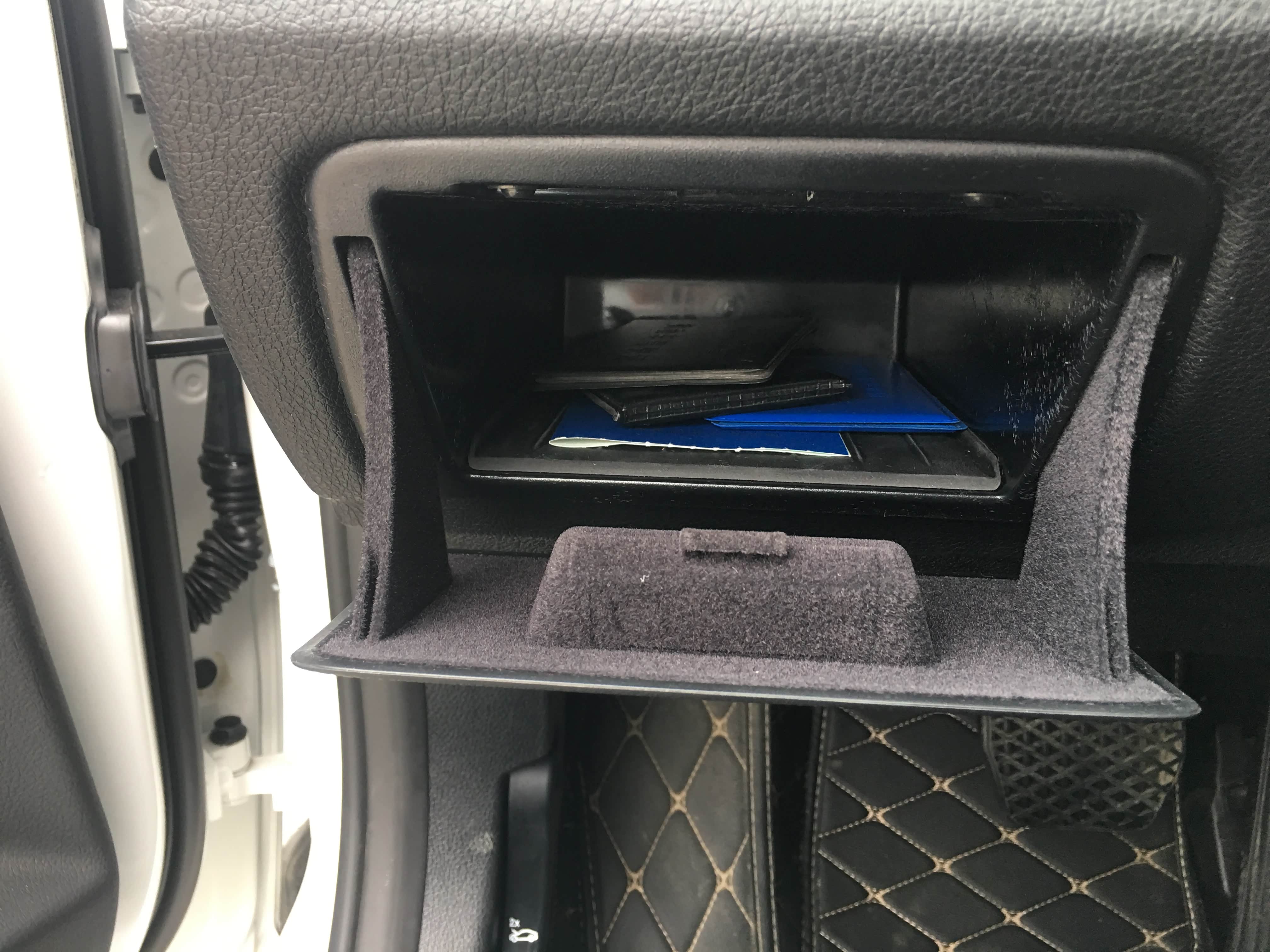 驾驶座左前小格子