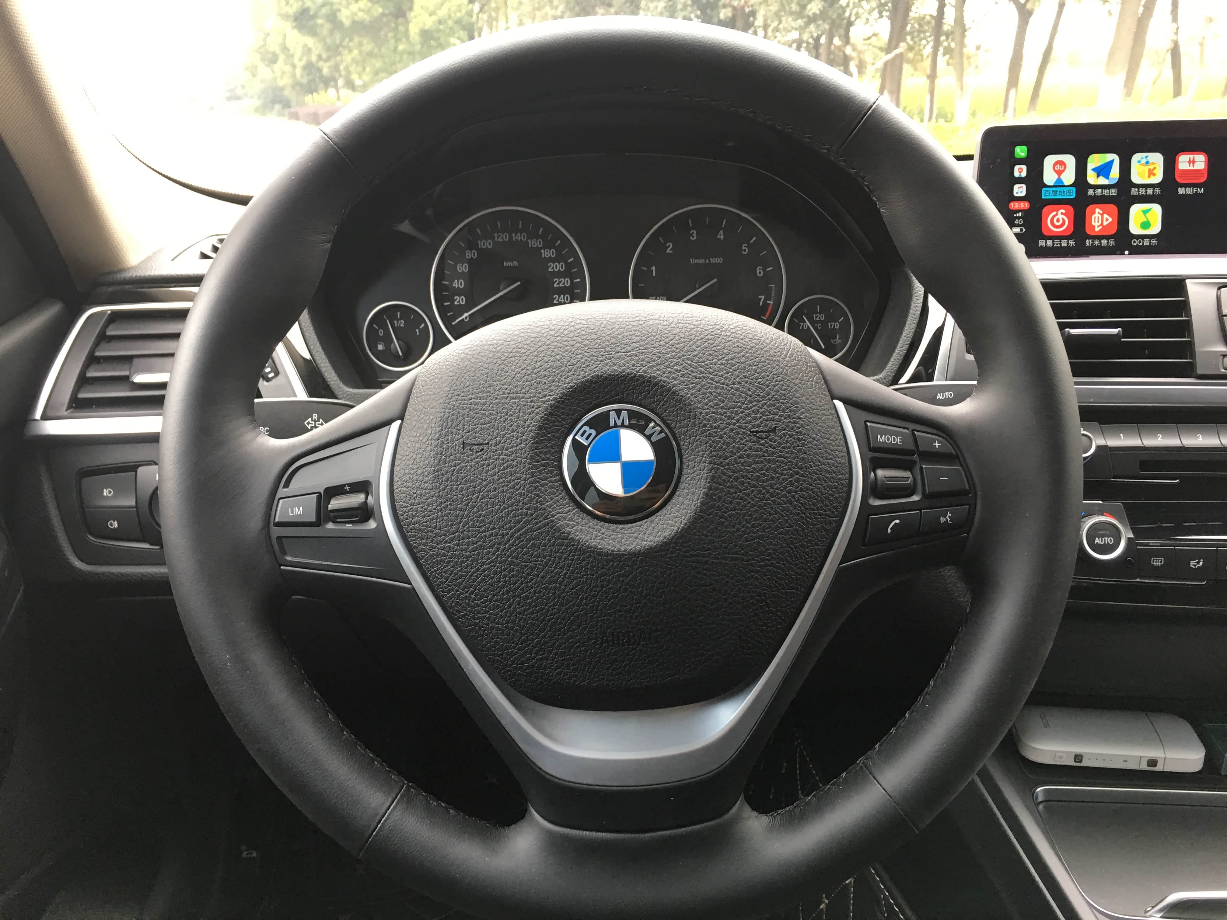 时尚版方向盘不是丁字裤，无所谓了，有了这个蓝天白云标，丁字裤多得是