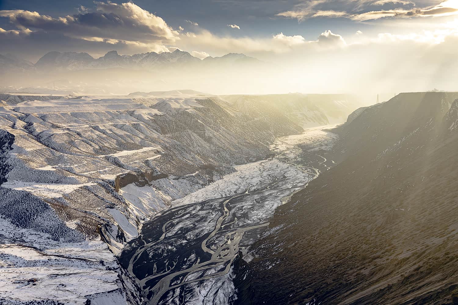 等到太阳把云雾散开一点点，有了光线，才看出大峡谷的层次感