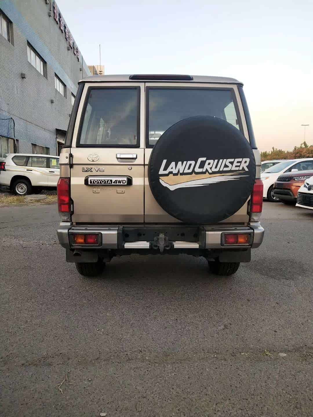  LC76和路虎卫士、铃木吉姆尼、jeep牧马人、奔驰G级一样，几十年造型基本不变的经典越野车。