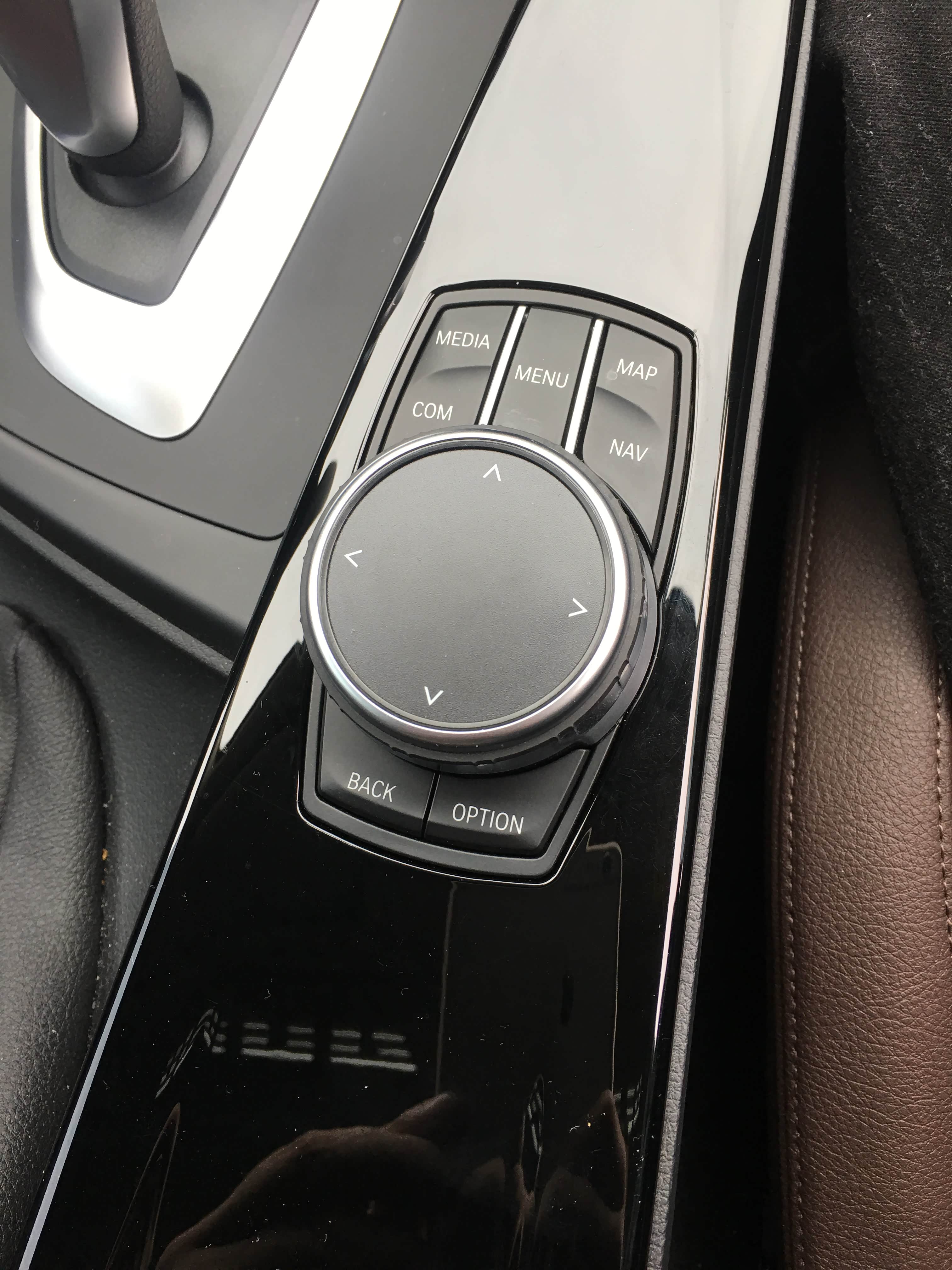 圆的这个是支持手写输入的，比如车载导航需要写字，就能在这圆的上面写