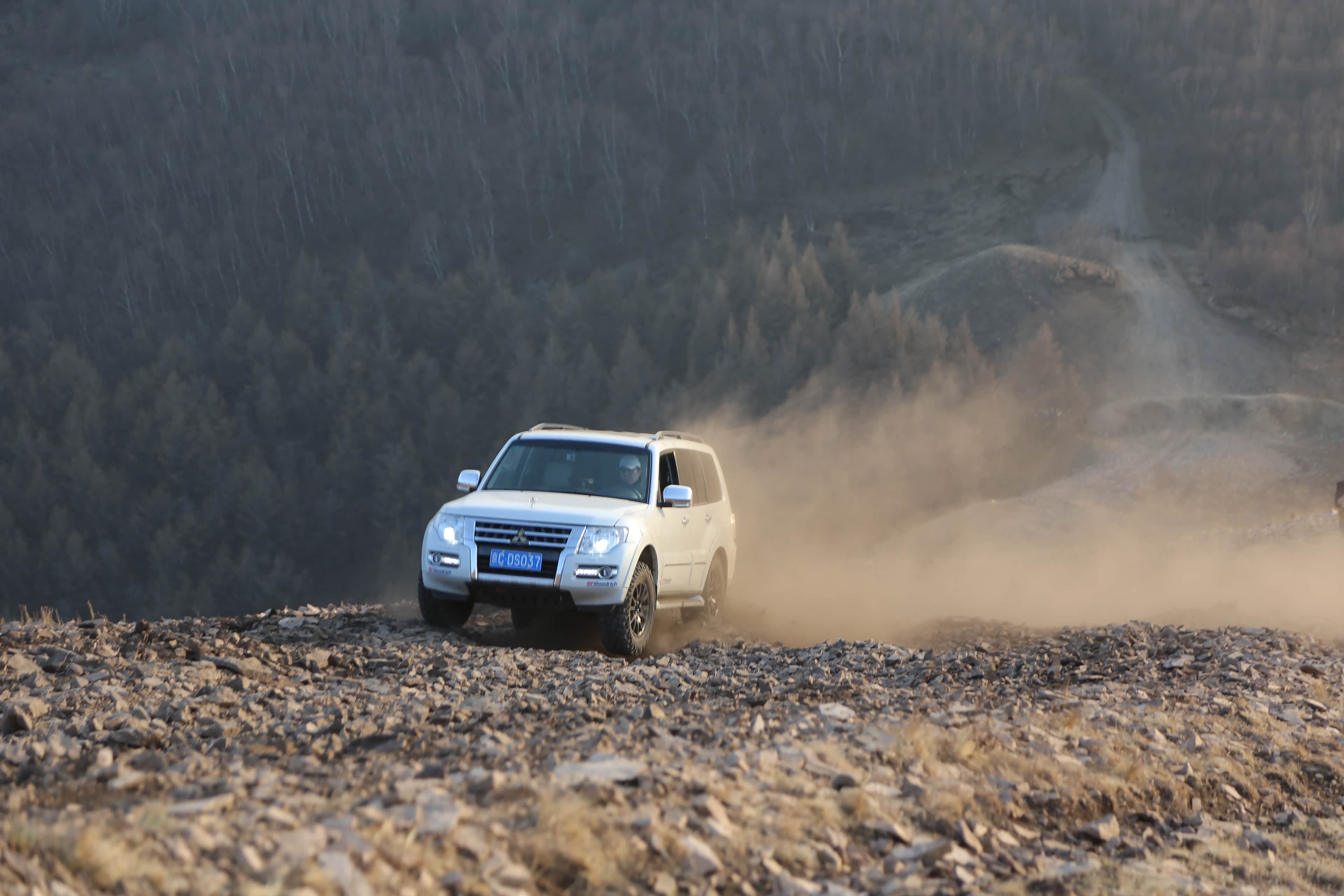 老掌沟最难的好汉坡，咔咔就是登顶，中间停车再启动都也能顺利硬干登顶，还要啥证明？
