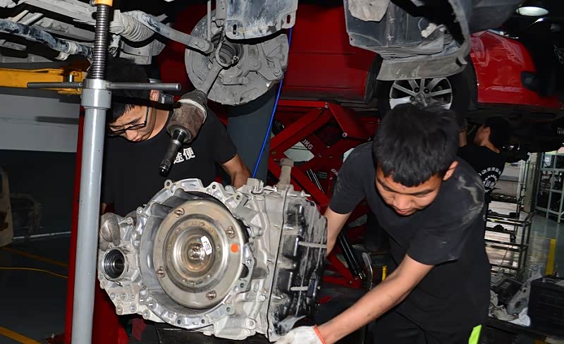 把修复好的探险者变速箱6F35复位。