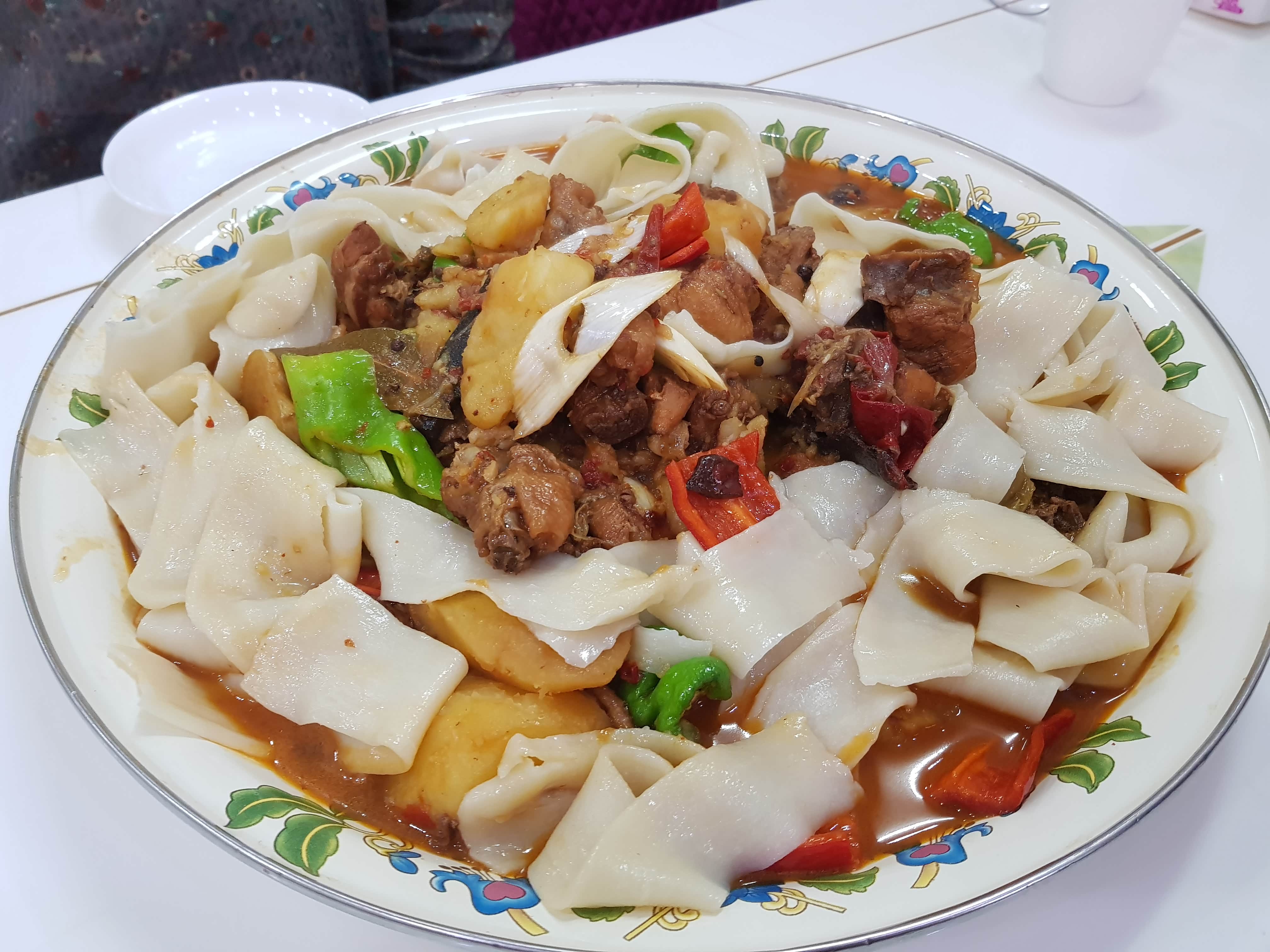 大盘鸡上来之后，老板又端了一盘面块倒在上面，这是大盘鸡拌面？