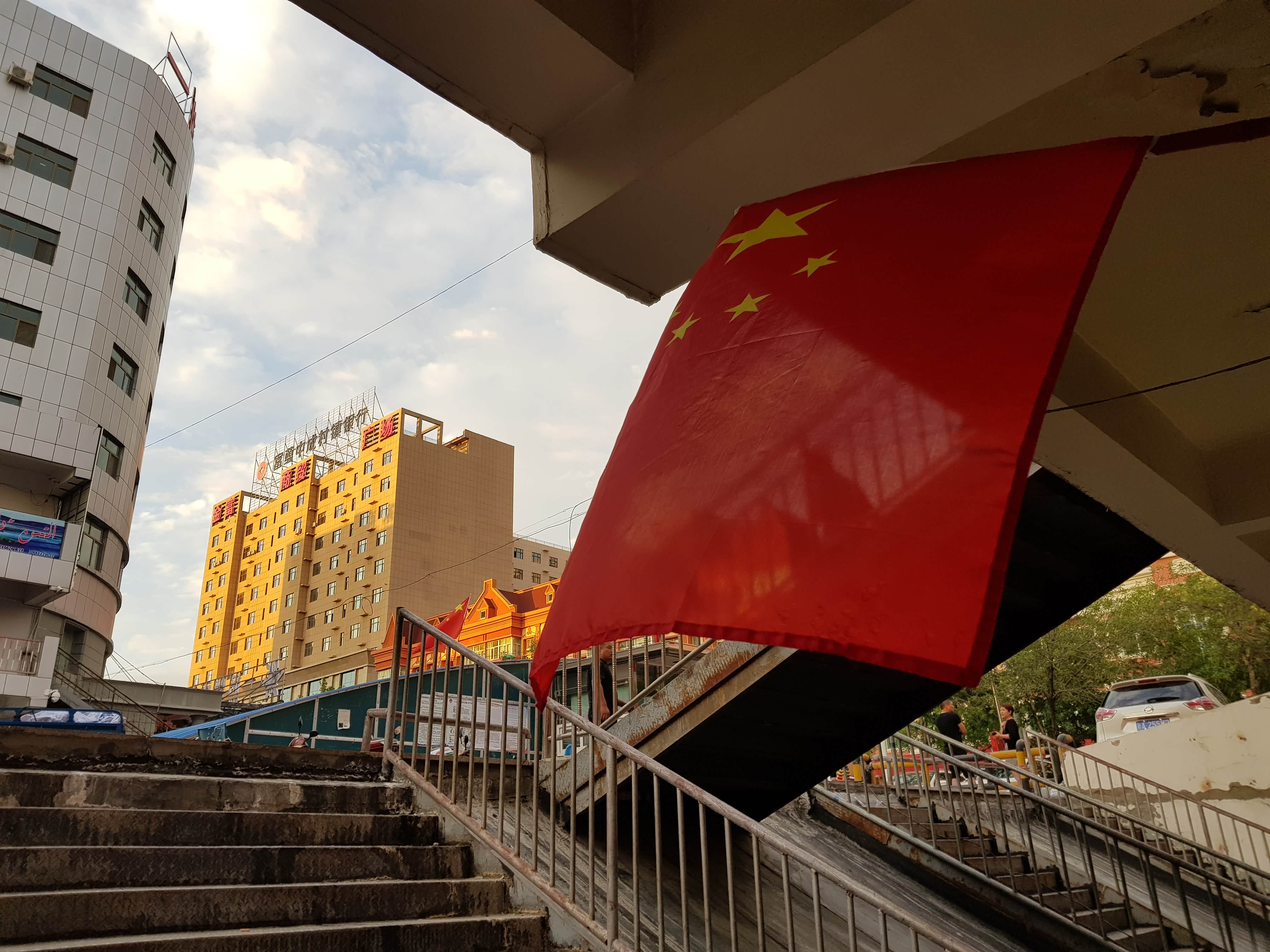 几乎每个当铺外都挂着五星红旗，每天都在过国旗一样