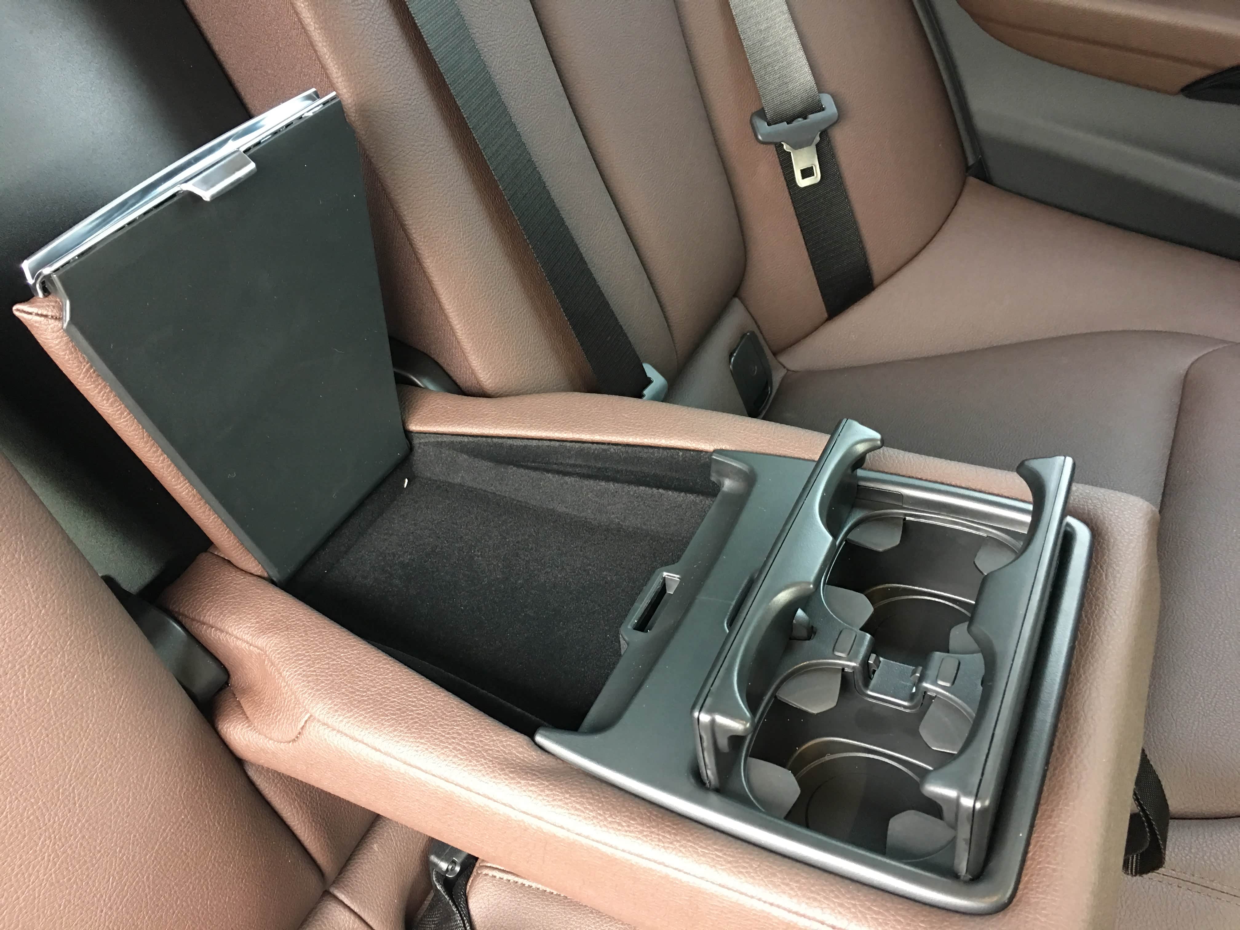 两个杯架可以理解，方的打开之后能放啥？一本漫画书？