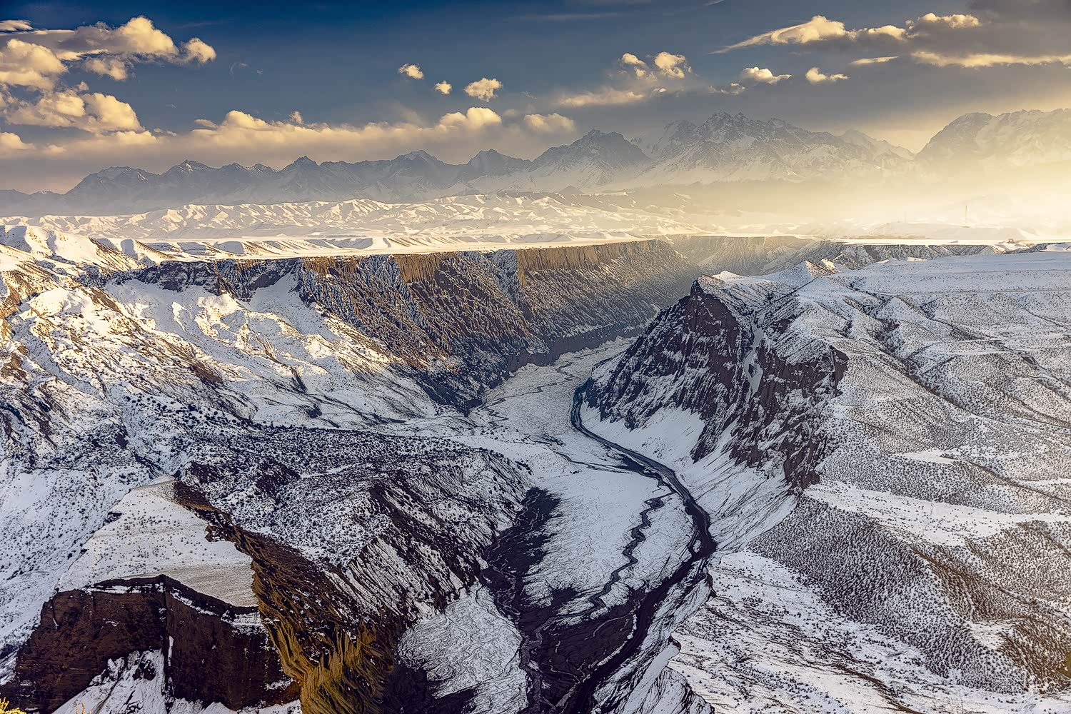 被雪覆盖的大峡谷在视觉效果上略有遗憾，不过亲眼见证还是非常之震撼