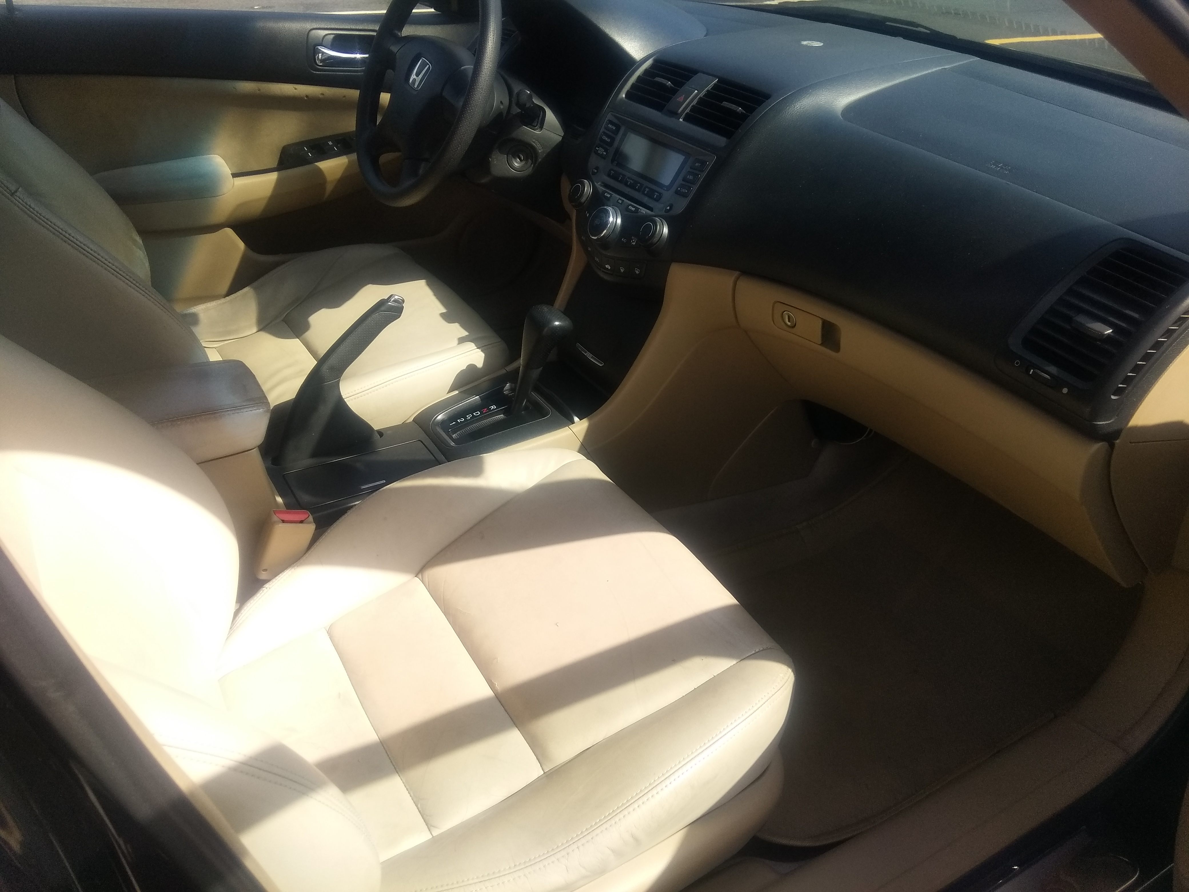 中控台材质用料实在，十二年没有褪色老化