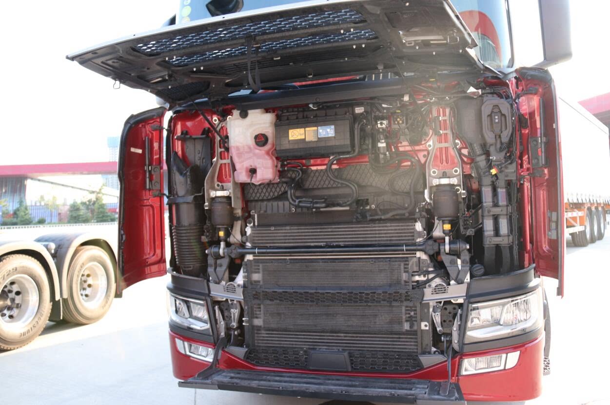 前面罩采用了3段式设计，便于后期维修