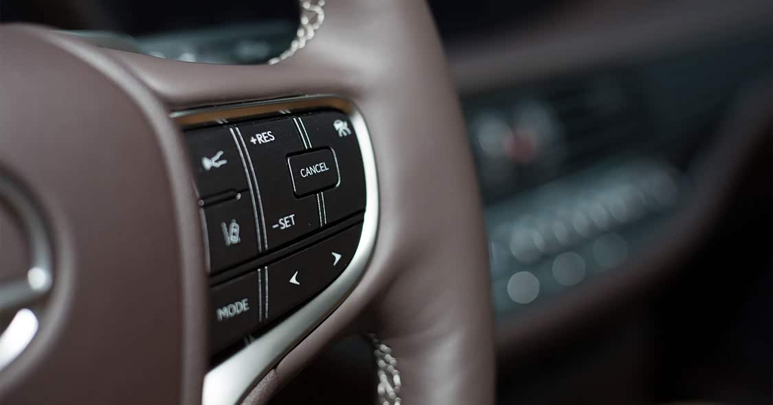 方向盘提供了较多功能键，键帽设置都比较大，不会错按