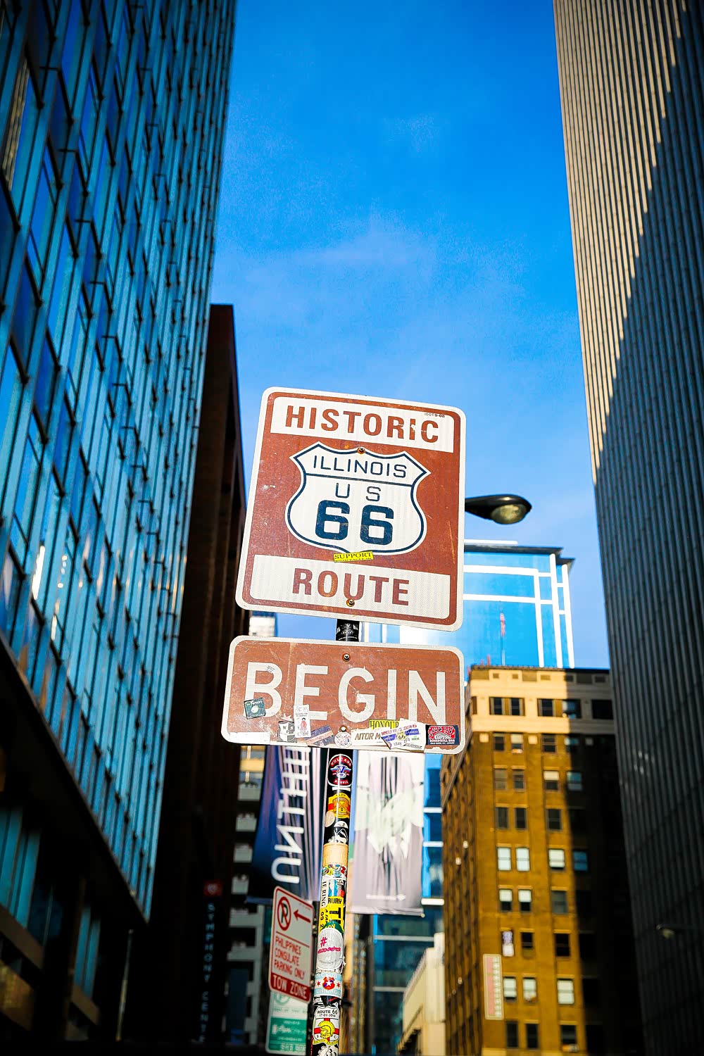 66号公路的始发处位于芝加哥最繁华的市区亚当斯街，对，也是跟中国一样贴满小广告
