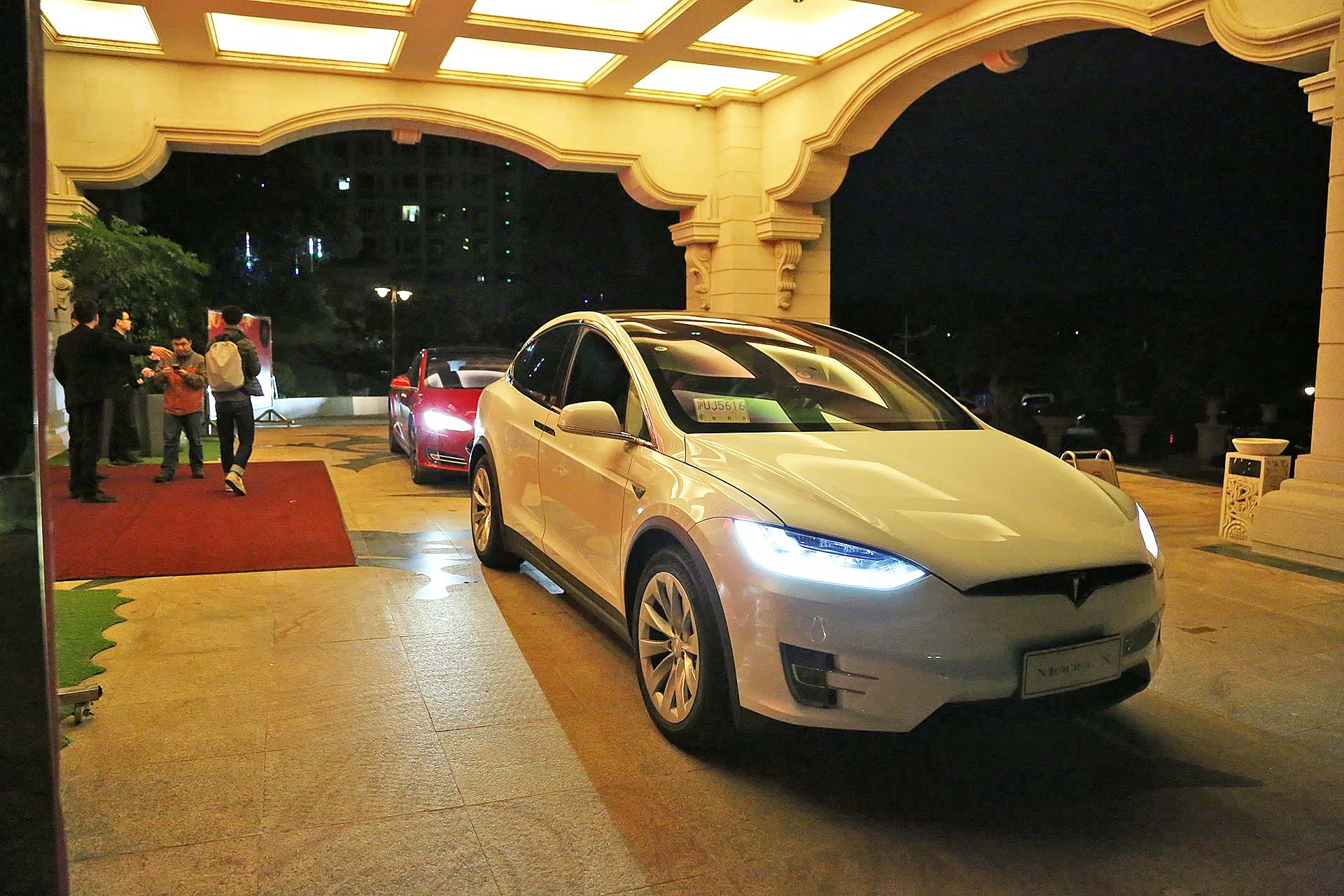 在 19:00 前，特斯阿里车队抵达了韶关市碧桂园凤凰酒店