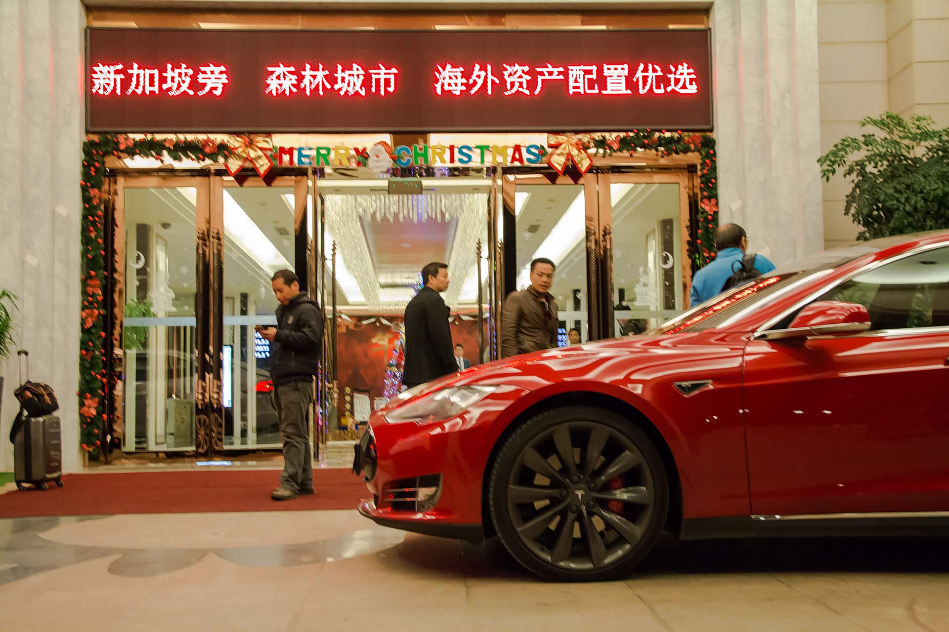 在 19:00 前，特斯阿里车队抵达了韶关市碧桂园凤凰酒店