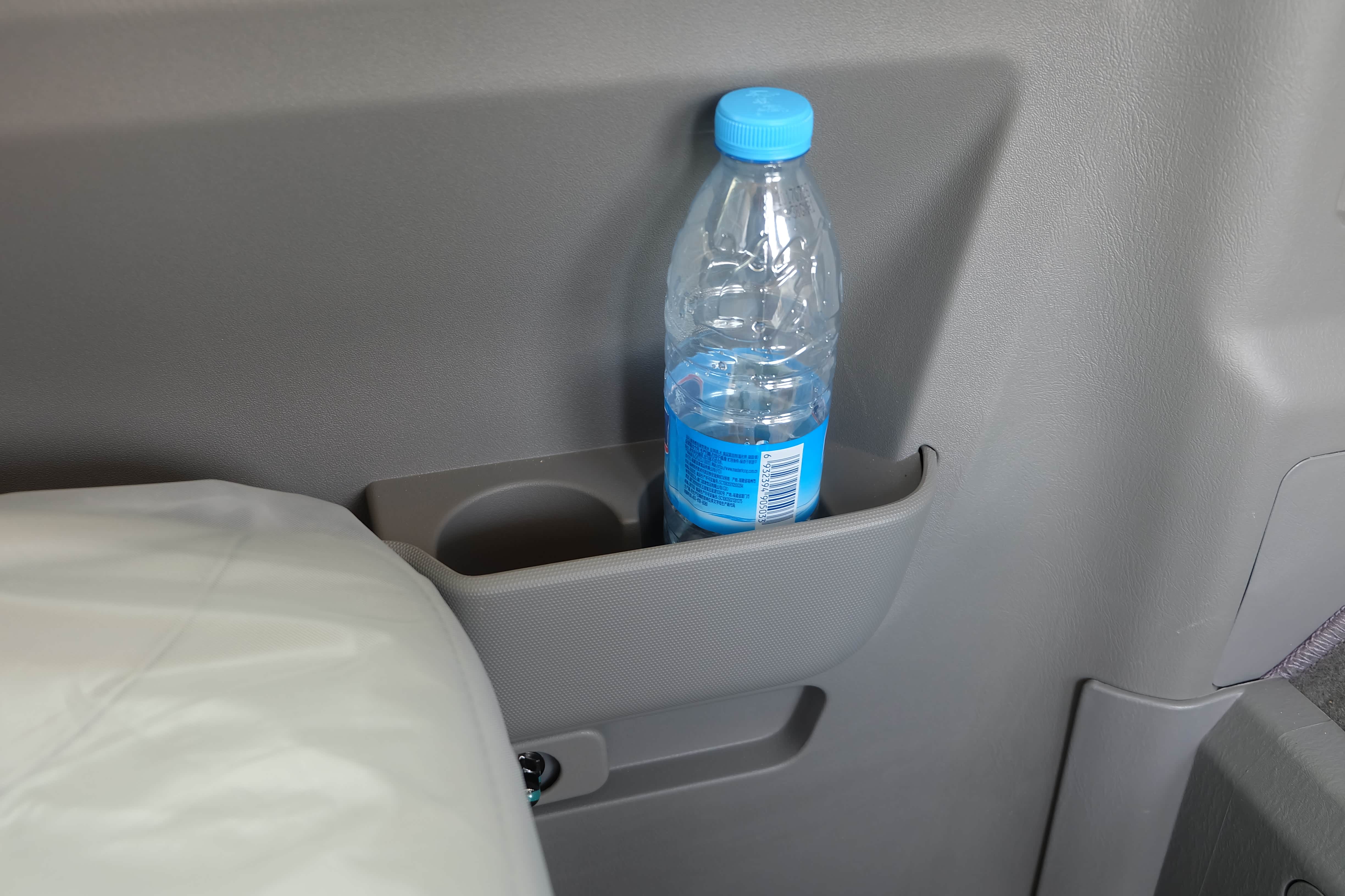 乘客舱左侧内隔板