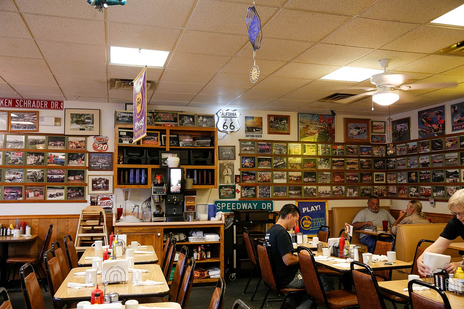 酒巴的墙上布置了许多66号公路的遗物，俨然象一个个小型的博物馆