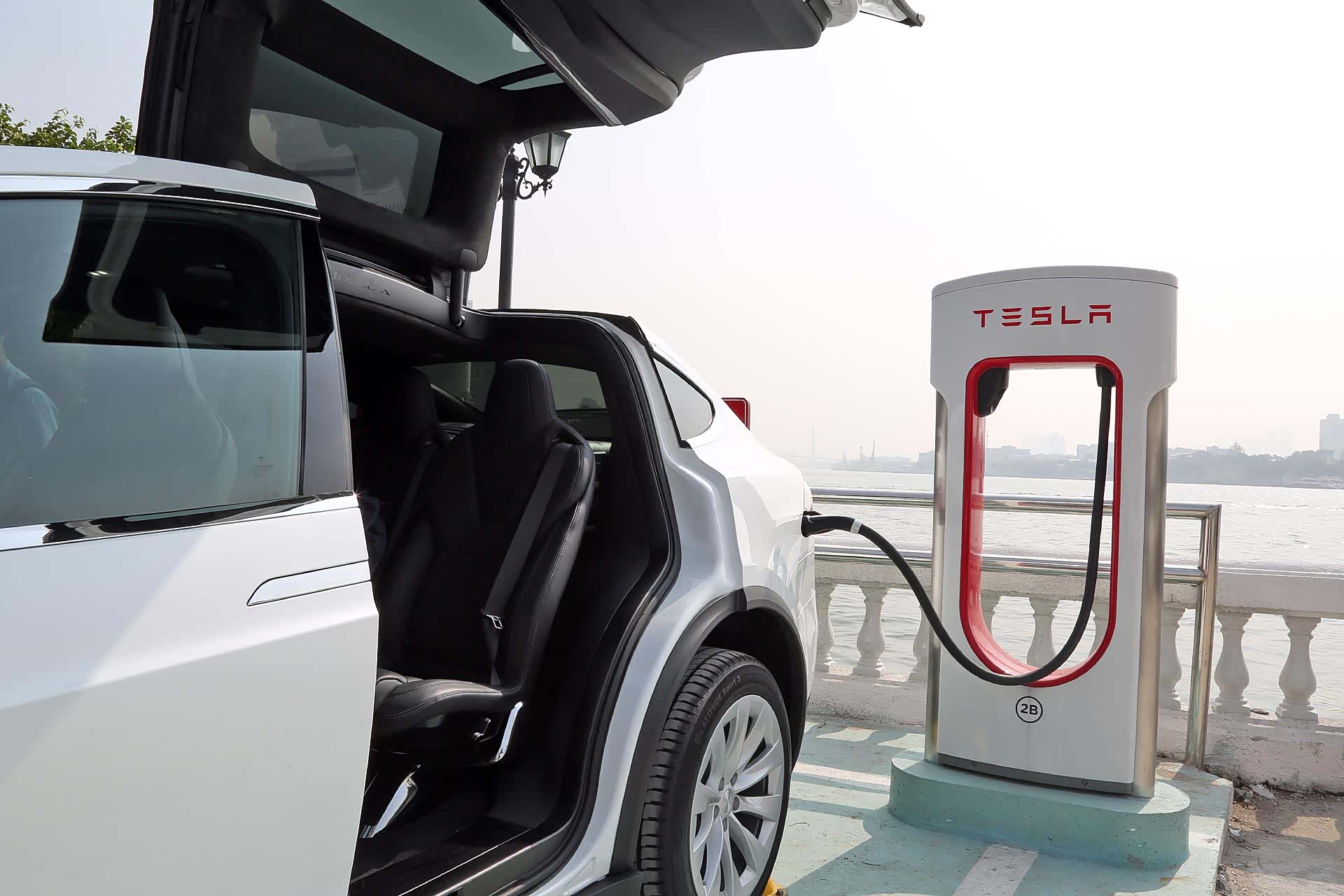 充电桩位于珠江边上，充电的时候还可欣赏美景