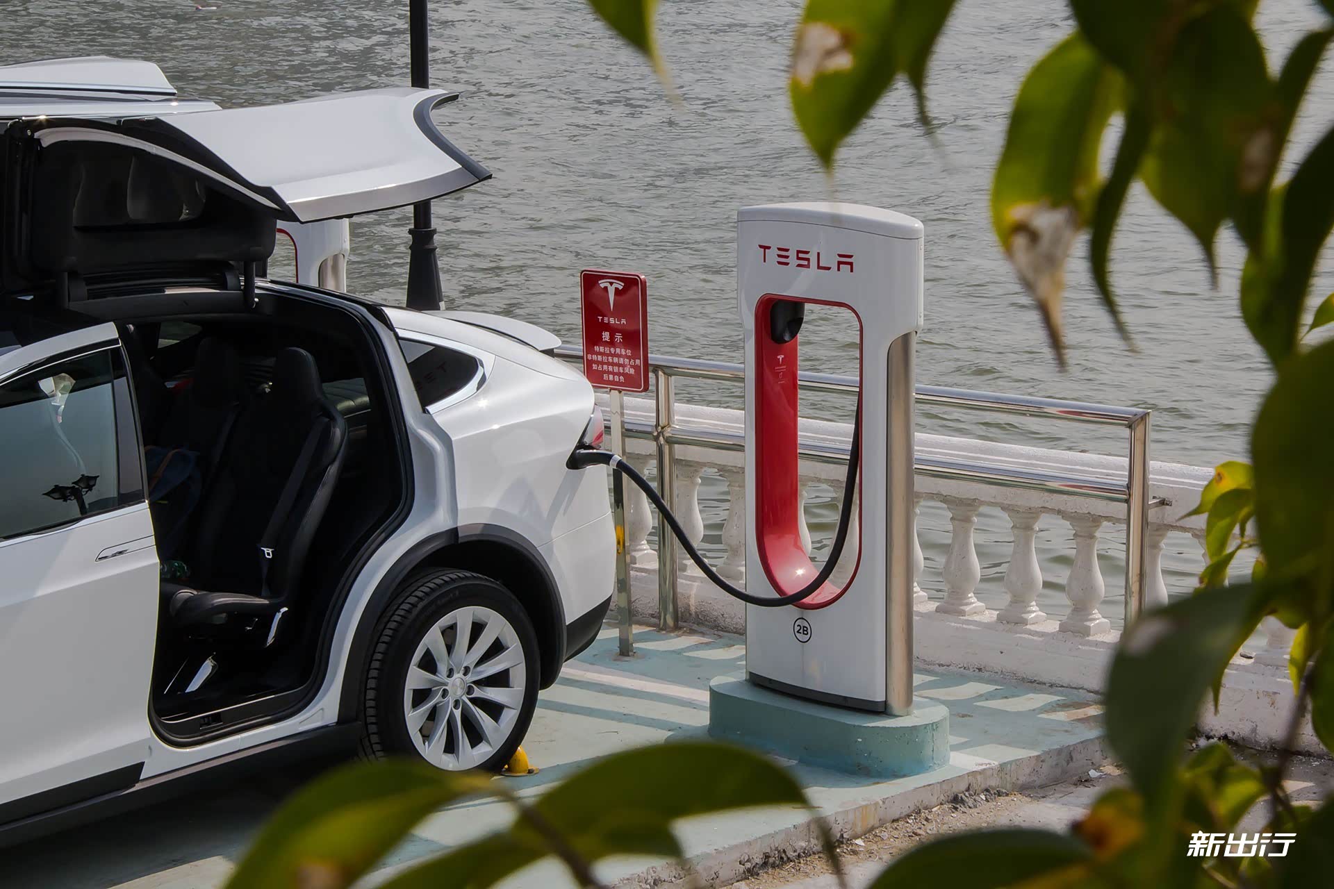 特斯拉车队优先到白天鹅宾馆内专属的超级充电桩进行补电