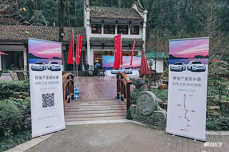 从这里经过小木桥之后就是沙龙活动的现场区域了