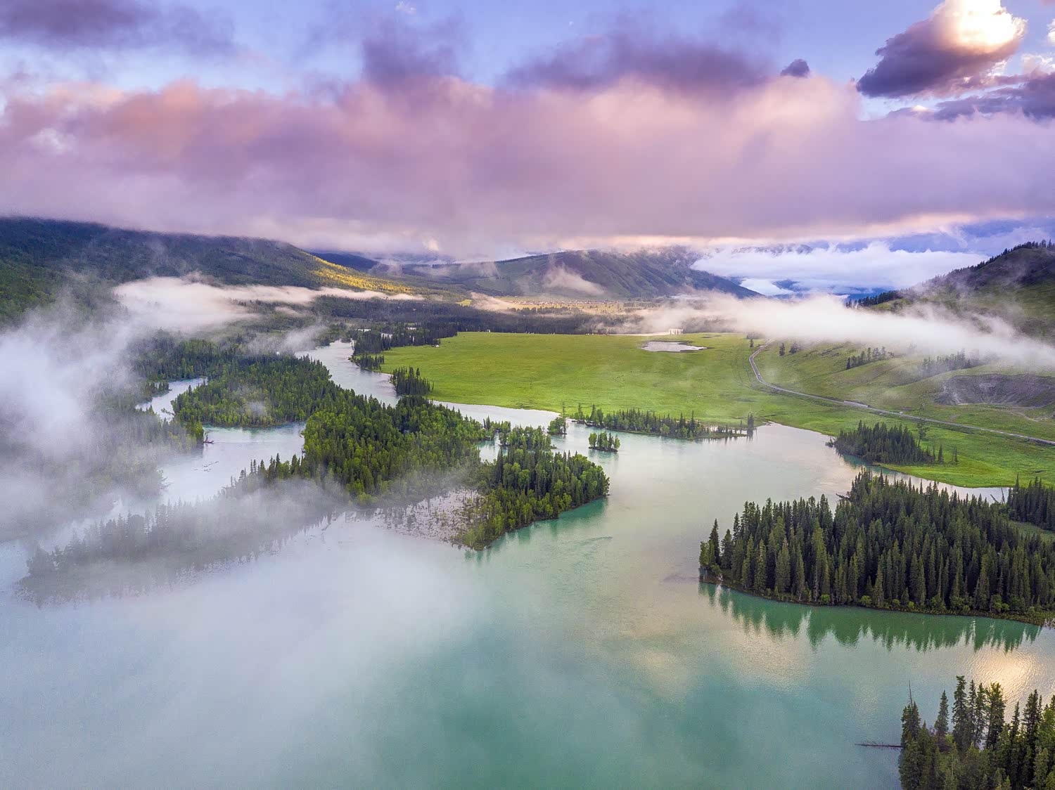 河流在画卷中慢慢舒展着，头顶的云朵被旭日染成粉色