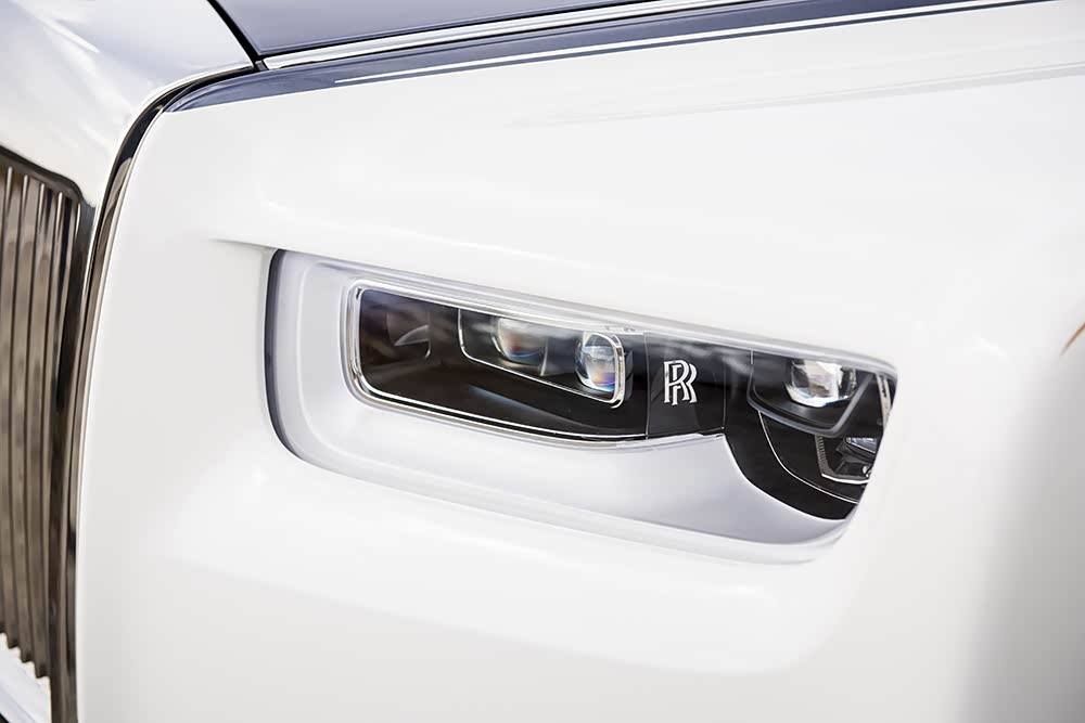 远光灯发出的是激光，能照到600米远。大概还能击毁外星人的飞船。