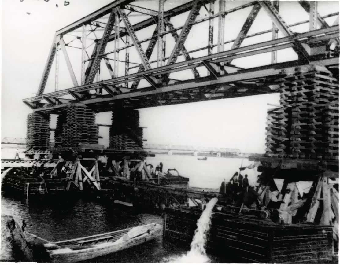 1937年浙赣铁路樟树赣江大桥钢梁在浮动中。