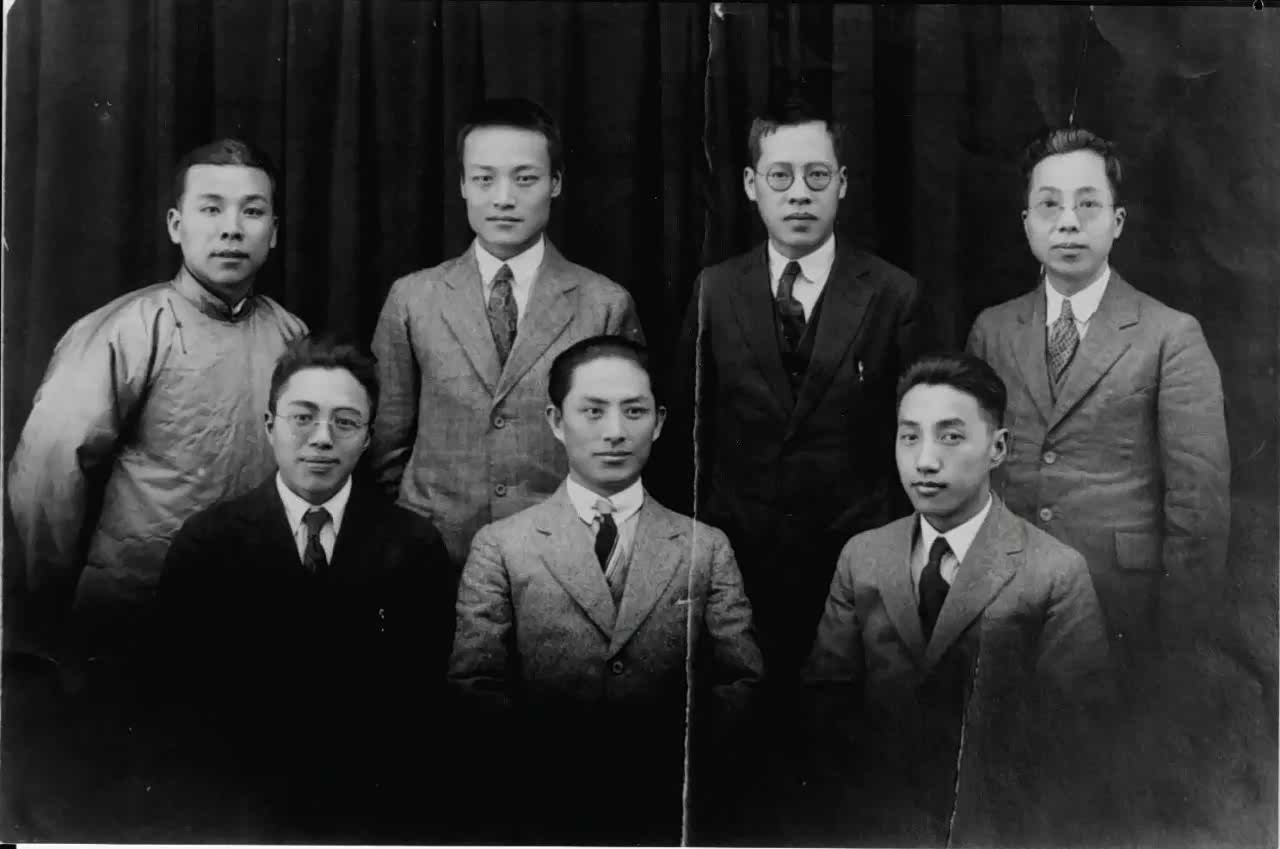 1925年新中公司7位创办人合影，图前排右为支秉渊，中为黄炎，左为张延祥。图后排右一为朱福驷，右二为