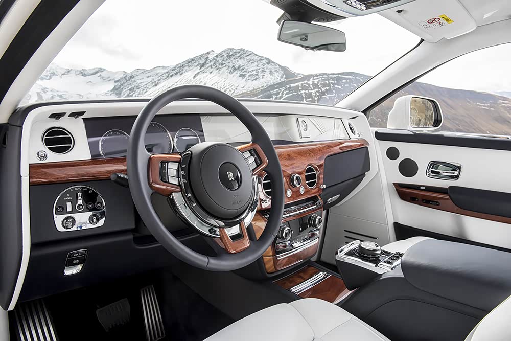 更大、更柔软的座椅，130千克的隔音材料，仪表台上展示艺术品的空间，幻影的驾驶室提升到了新高度。