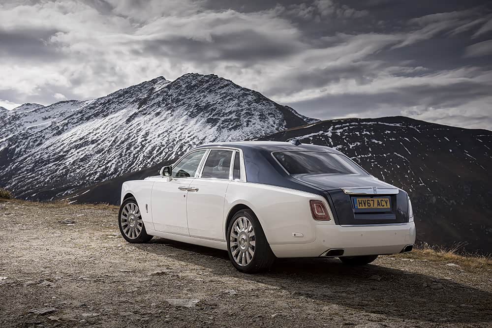 车灯周围没有塑料边框，直接卡在金属板材中。只有手工处理才能实现这种效果。