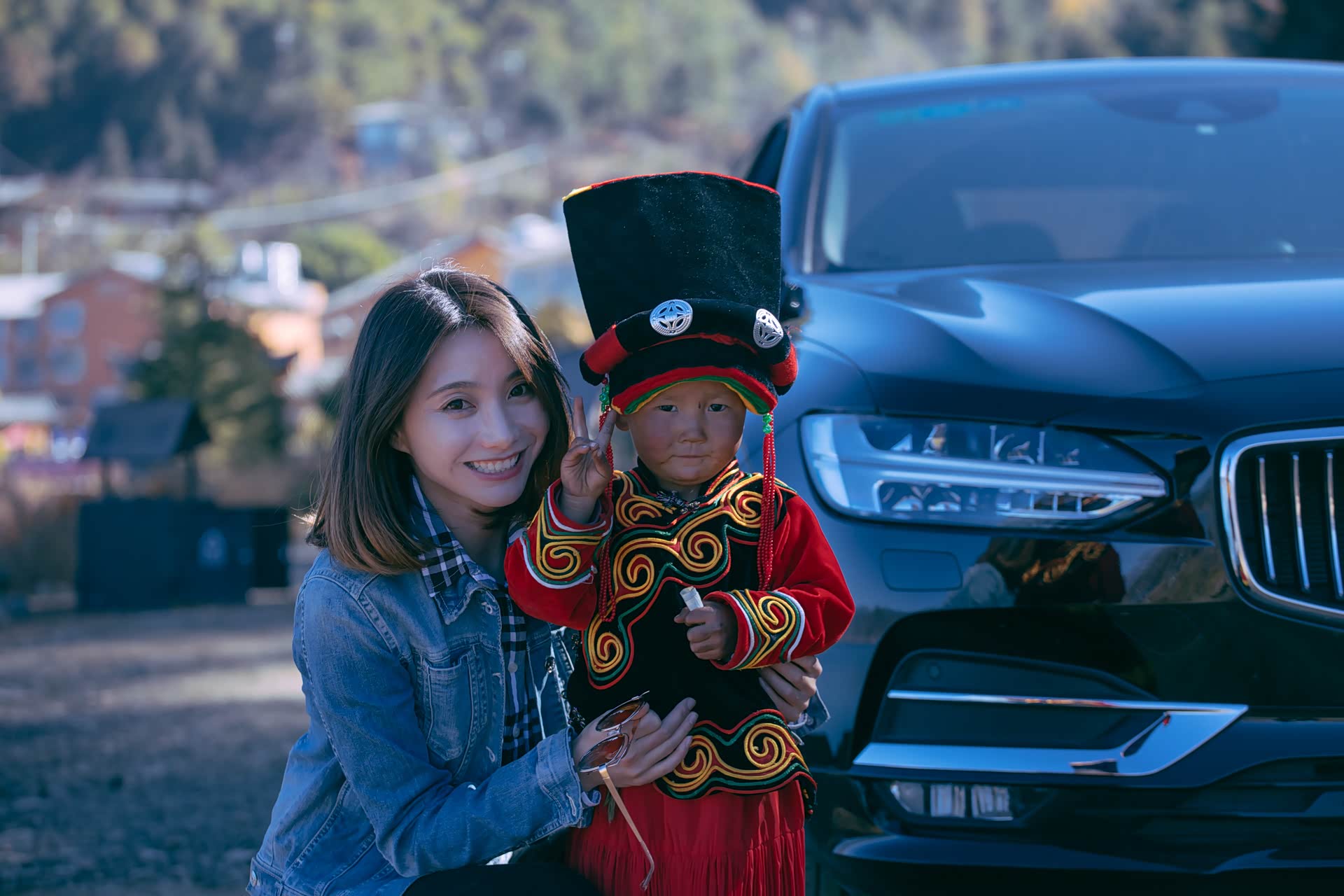 帮着爸妈卖核桃的三岁纳西族小姑娘 