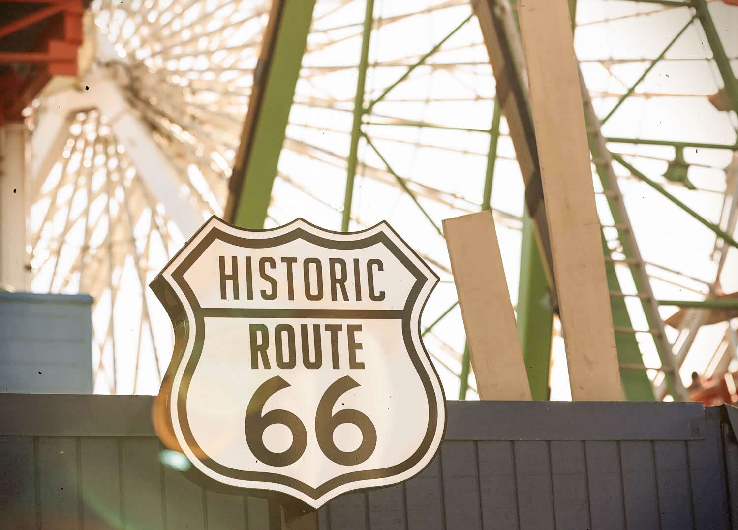 66号公路终于，位于洛杉矶圣莫尼卡，背后就是著名的码头乐园摩天轮，15年去的时候正在装修