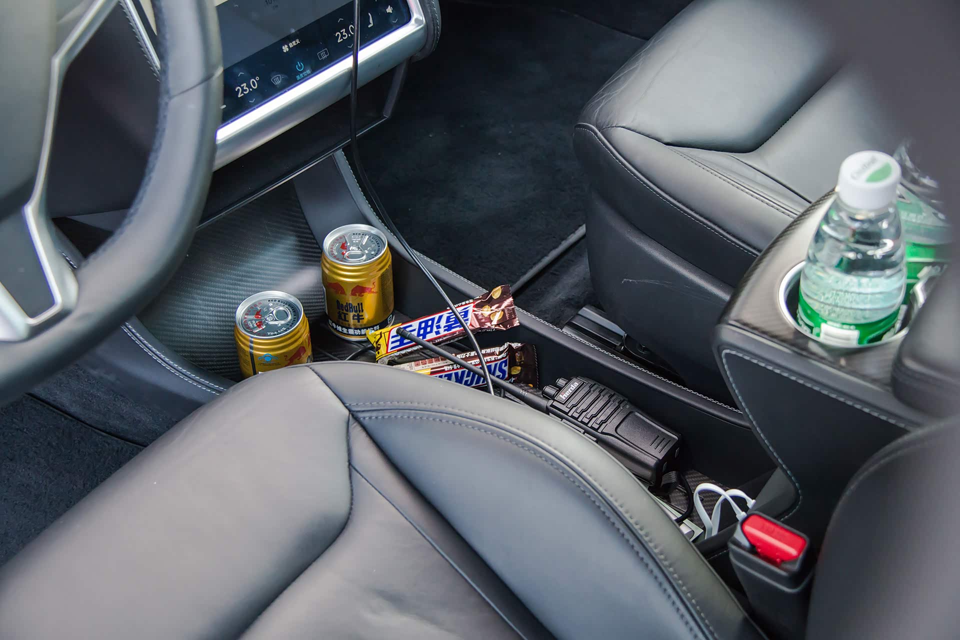 随后在 9:15 开始分发随车的物品