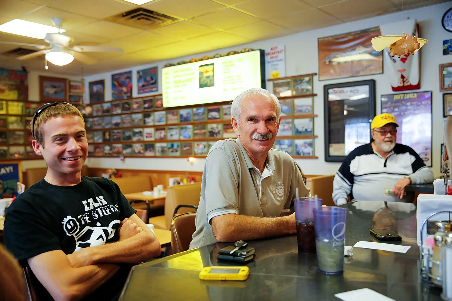 路上有许多建成于三四十年代的酒巴，当地人仍然乐于在那里每天相聚，消磨时间