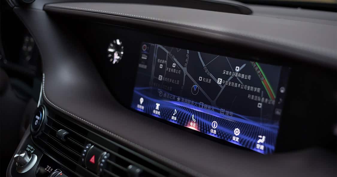 12.3 英寸液晶显示屏内嵌在中控内部，这也是雷克萨斯的一个特色