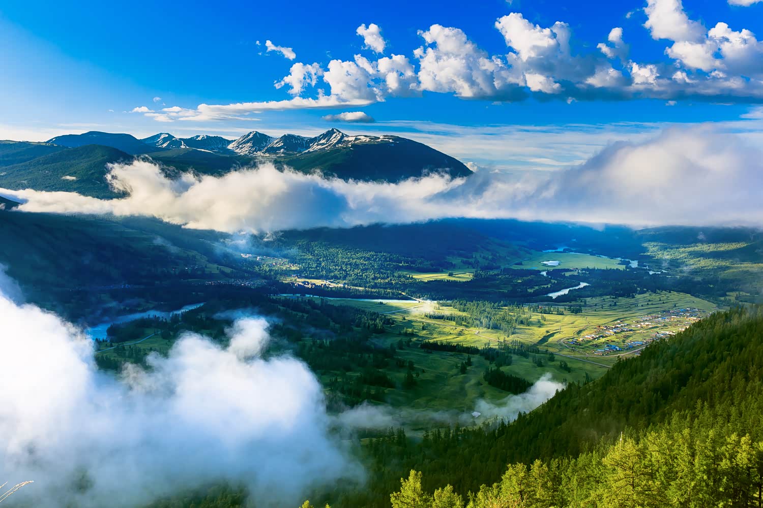 山间的草原与原始村落在云隙中时隐时现，有如身在天堂