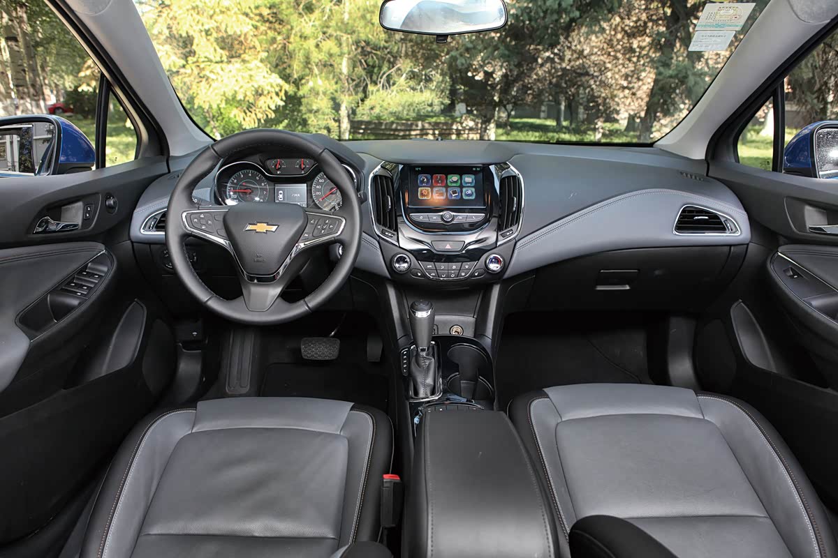 上汽通用雪佛兰科鲁兹	黑色和浅灰色的搭配，提高车内亮度，很有温馨感